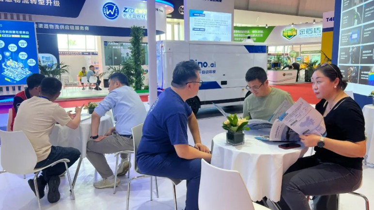 Rino.ai Driverless Vehicles Fully Upgraded! R5 Series New Model Debuts at the 2024 International Economic and Trade Fair